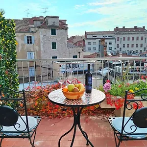 Sunny Terrace Apartment